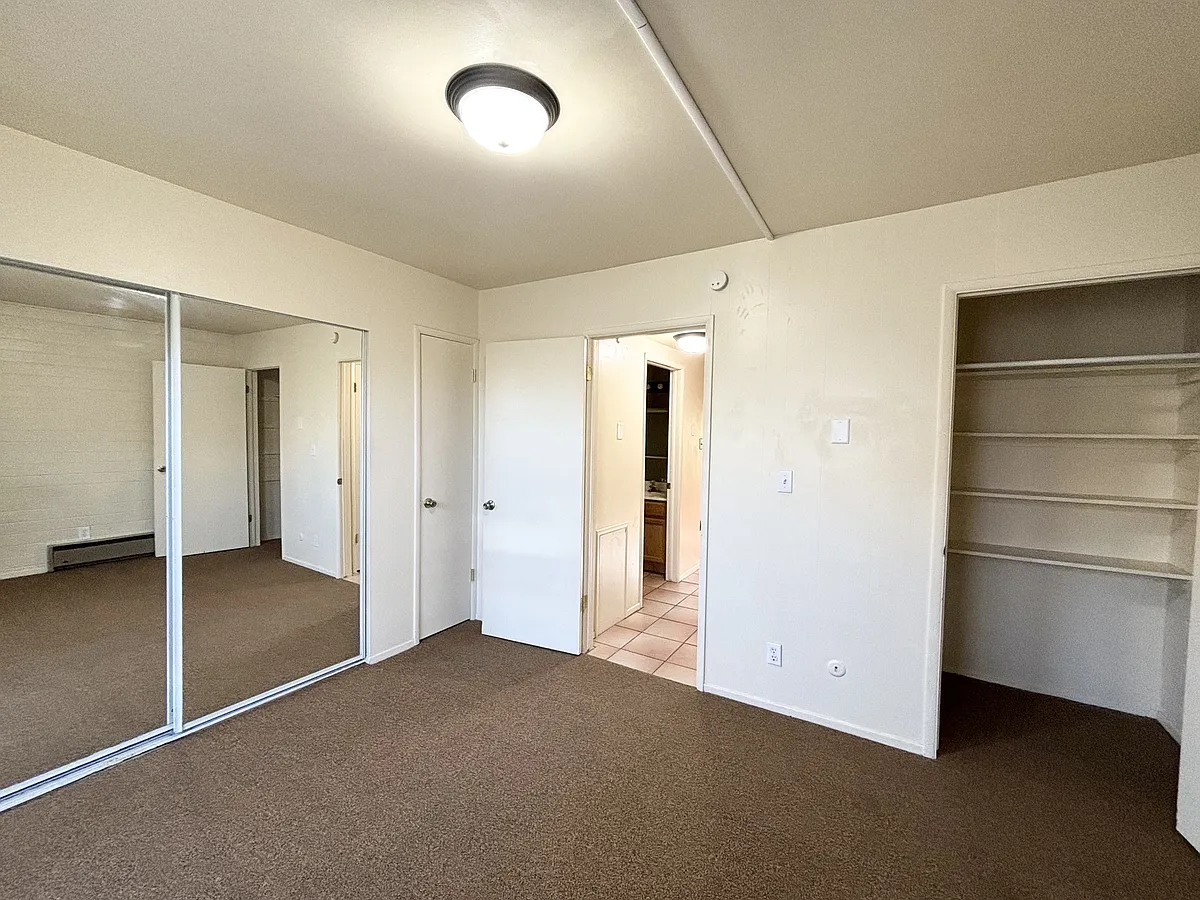 Building Photo - 599 N Darwin St #4