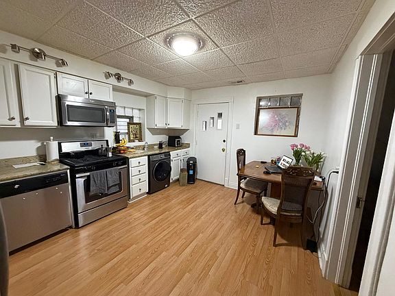3rd image of 2507 W Walton St