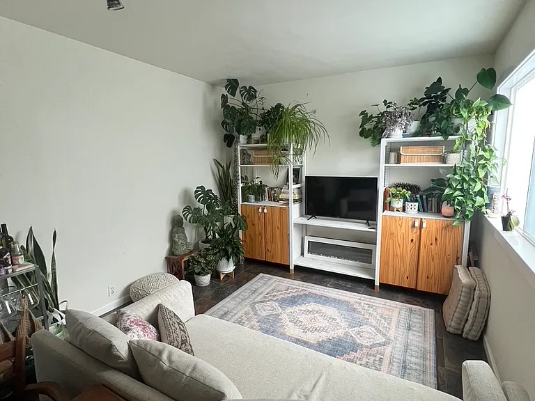 450 Alta Loma Ln — Photo 1