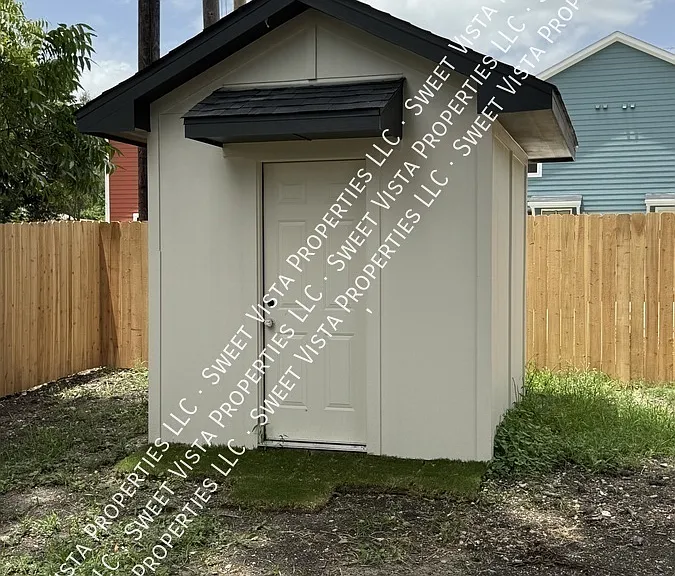 908 S 10th St — Photo 15