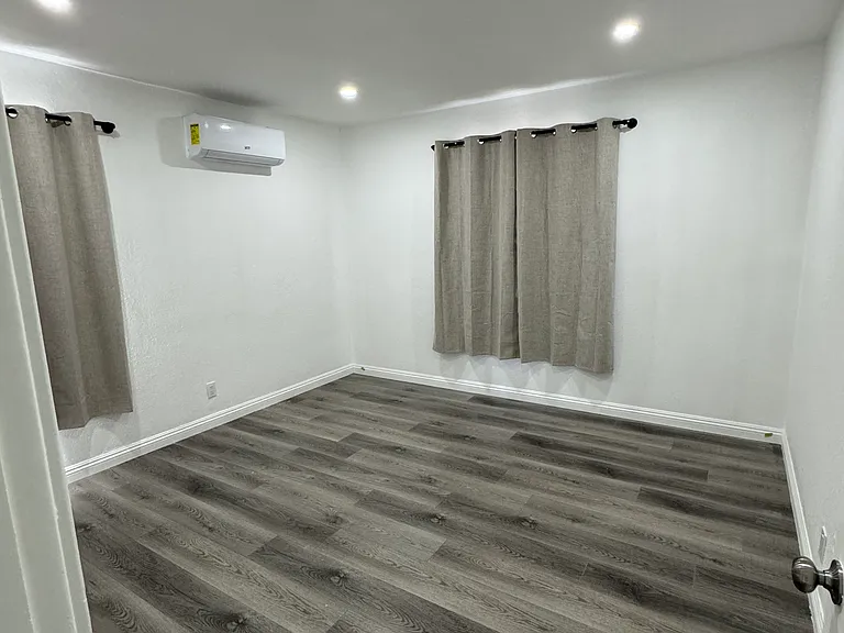 204 W Wells St — Photo 6