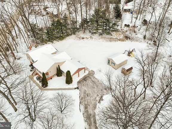 5th image of 13525 Center Rd