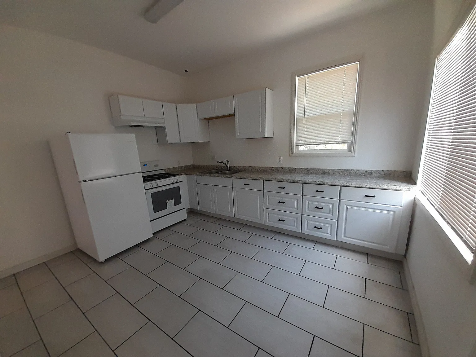 2 bed, 1000 sqft, $2,300 — Photo 3