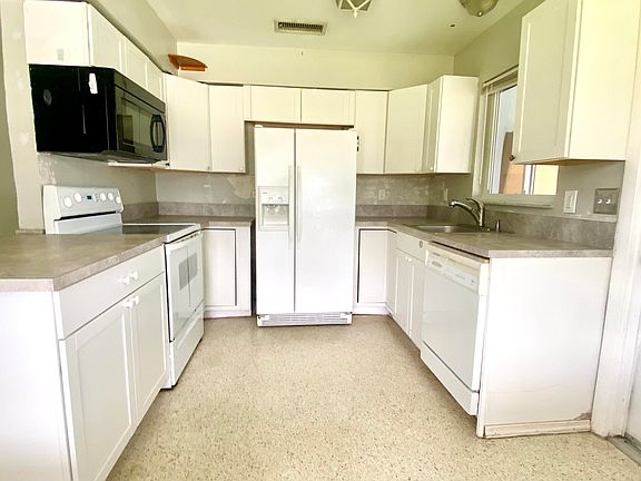 4th image of 870 SW Airoso Boulevard