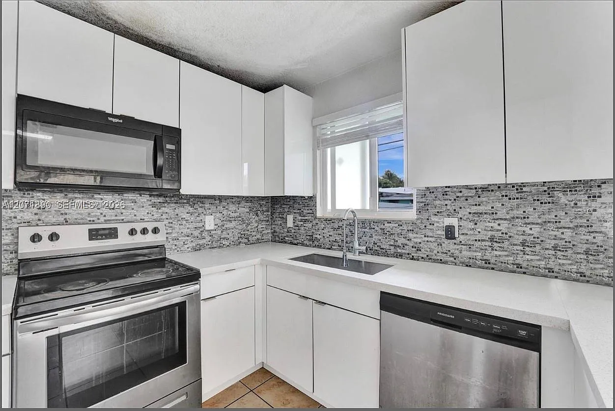 3 bed, 2.0 bath, 1100 sqft, $3,200 — Photo 2