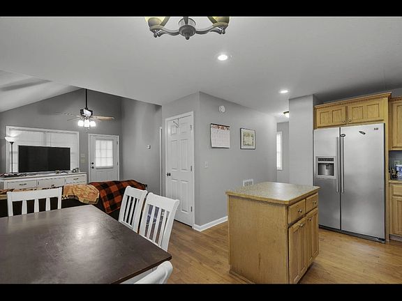 2nd image of 152 Creme St