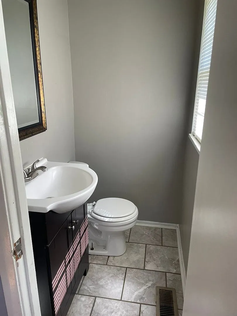 4 bed 2.5 bath — Photo 2
