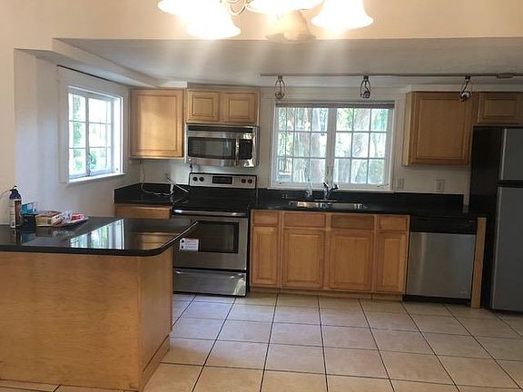 5th image of 717 Putnam Ave