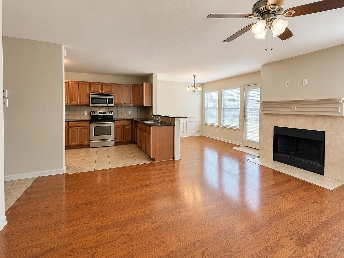 Gorgeous 3 bedroom Townhome for rent in Euless! — Photo 2