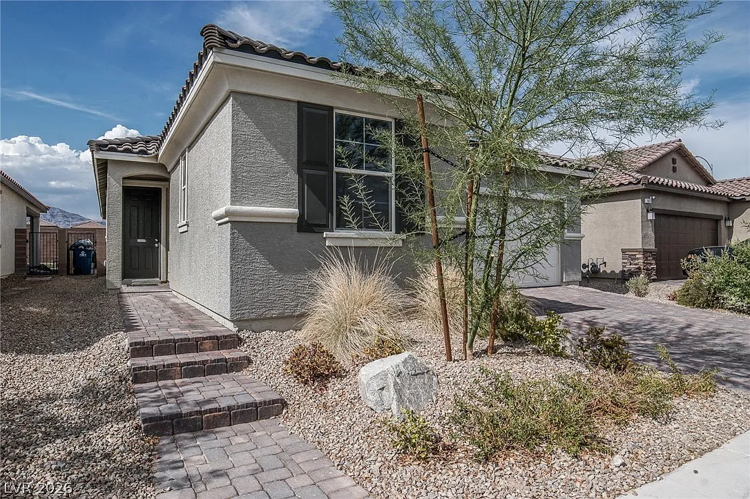 3 bed, 2.0 bath, 1852 sqft, $2,195 — Photo 3
