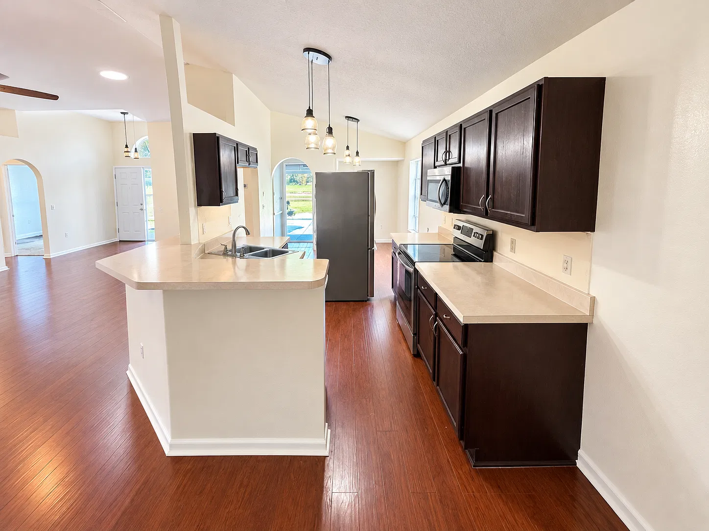 3 bed, 1616 sqft, $1,800 — Photo 2