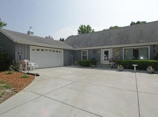 7271 Hyacinth Ct, Greendale, WI 53129