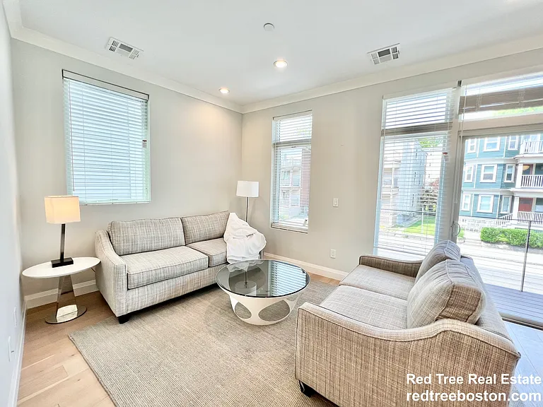 142 Pleasant St #4 — Photo 6