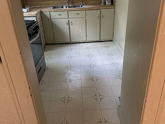 5th image of 1605 N Church St