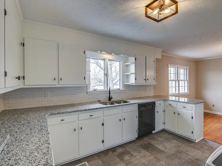 4295 Everett Rd — Photo 35