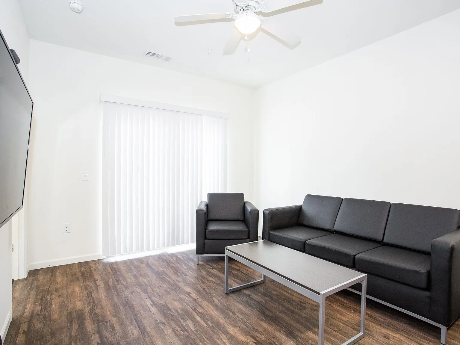 106 E Armory St - 304 -... — Photo 4