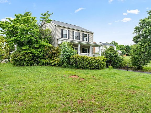 3rd image of 1832 Vista Cir