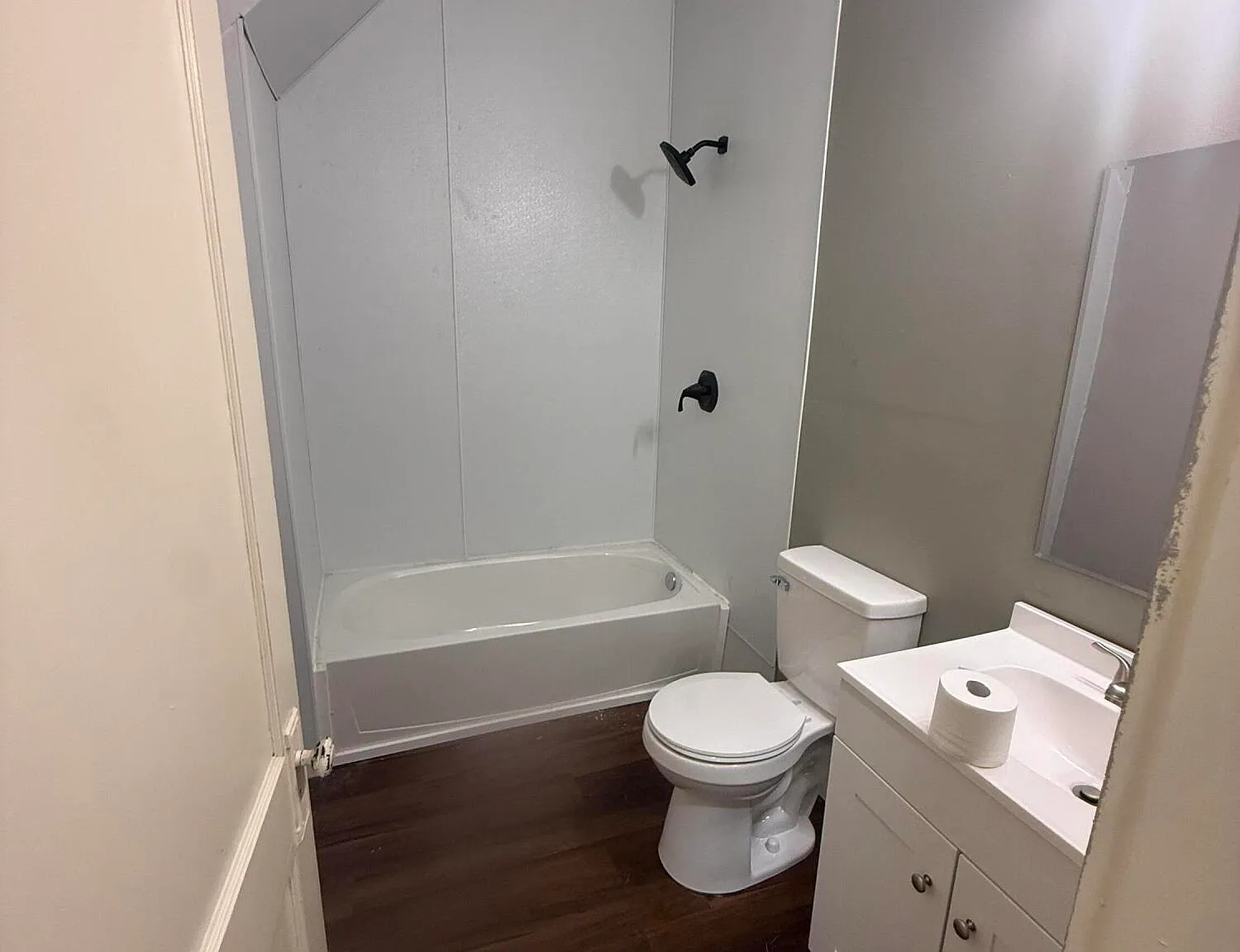3 bed, 1.0 bath, 7156 sqft, $1,350 — Photo 4