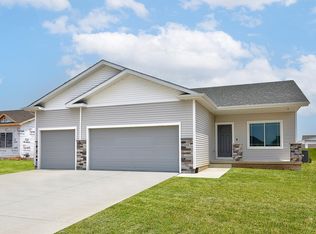 964 NE 64th St, Pleasant Hill, IA 50327