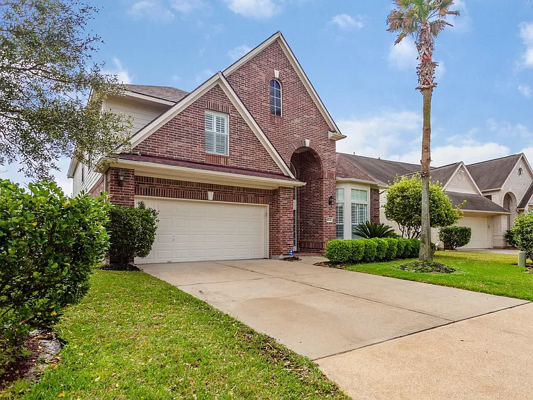10026 Lakeside Gables Dr — Photo 2