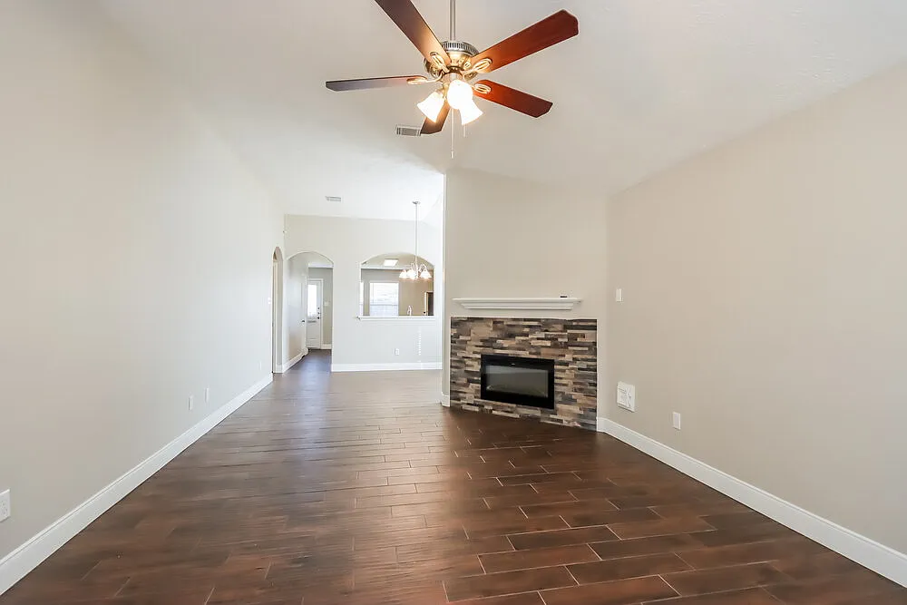4 bed, 2.0 bath, 1675 sqft, $1,860 — Photo 4