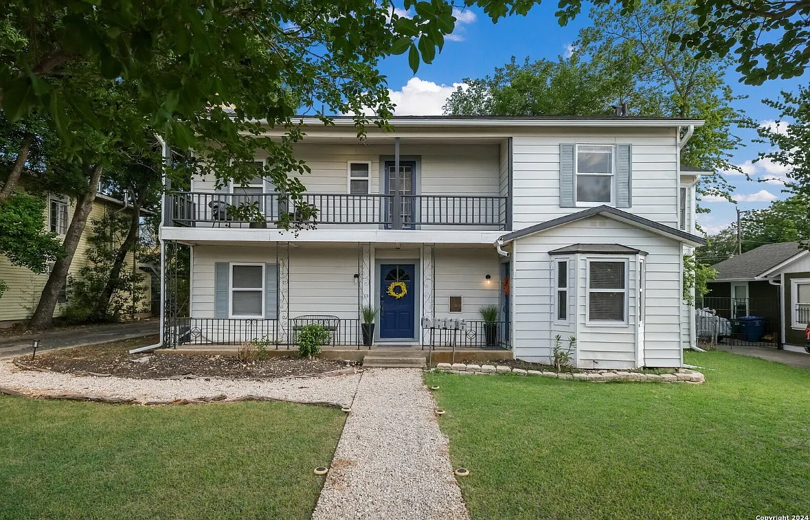 2 bed, 1.5 bath, 1400 sqft, $2,400 — Photo 1