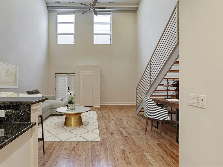 2100 Greenwood St #203 — Photo 3