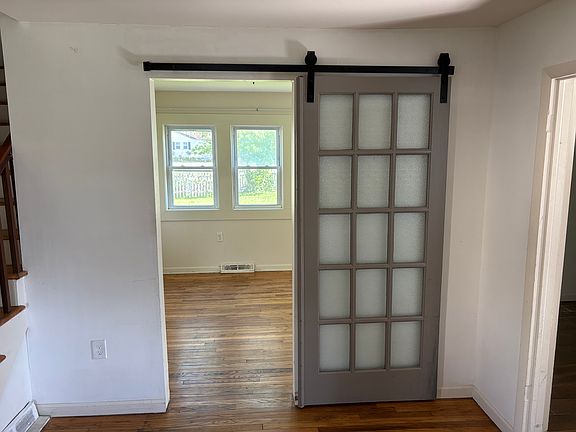 4th image of 42 E Broad Way
