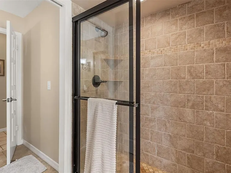 180 Springwood Trl — Photo 16