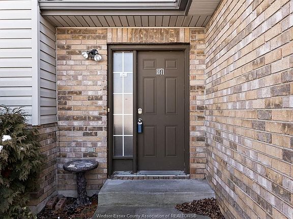 3rd image of 1871 Fuller Cres