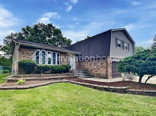 23017 Lakeshore Dr, Richton Park, IL 60471