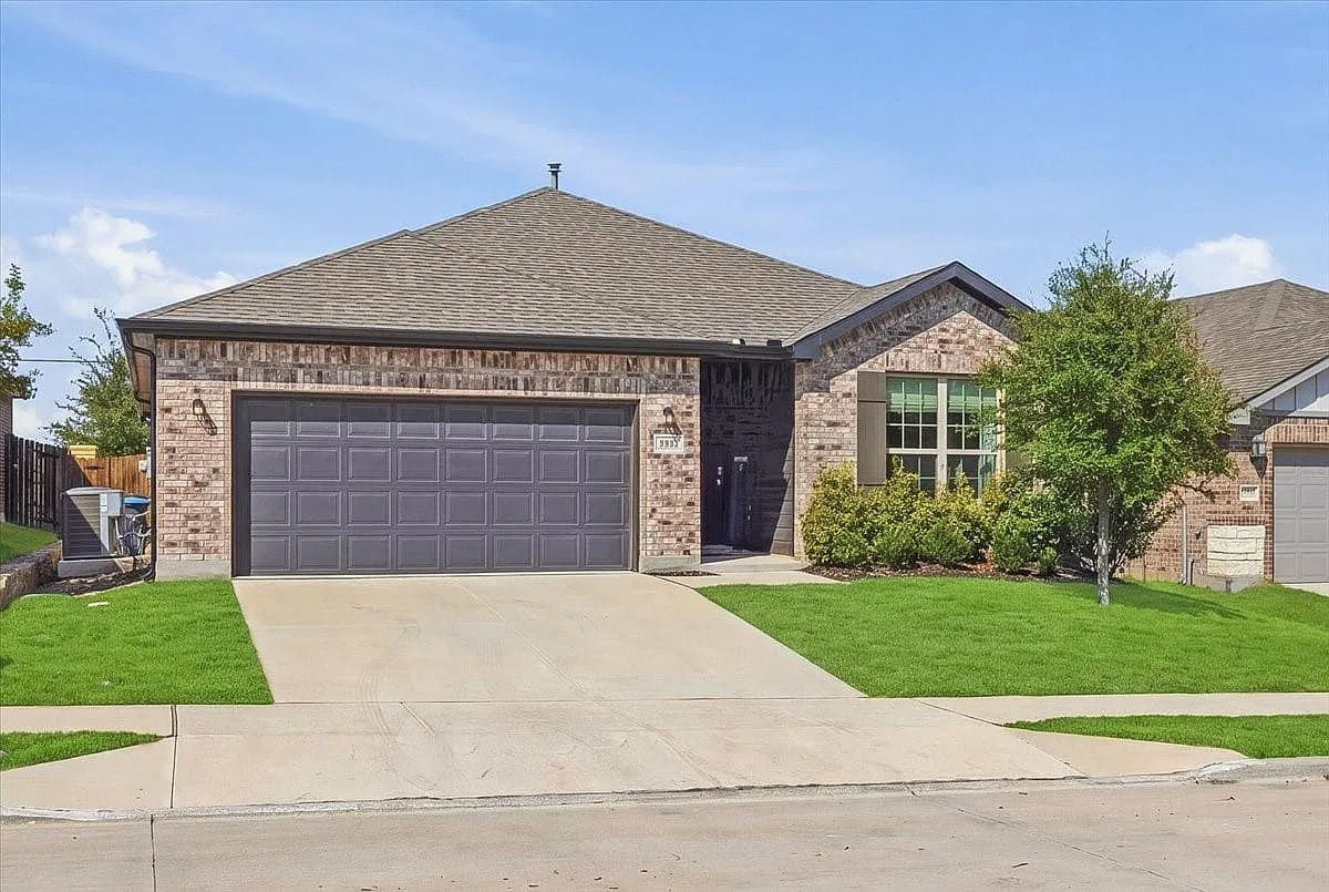 4 bed, 2.0 bath, 1924 sqft, $2,450 — Photo 1