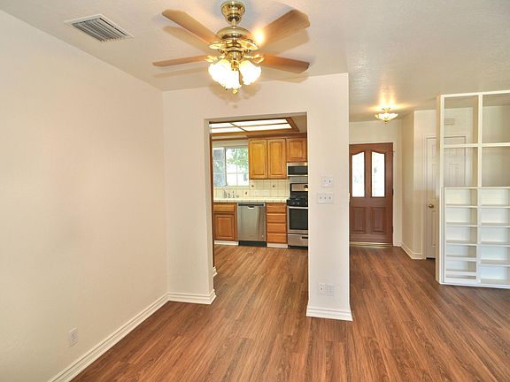 5th image of 10032 Woodley Ave