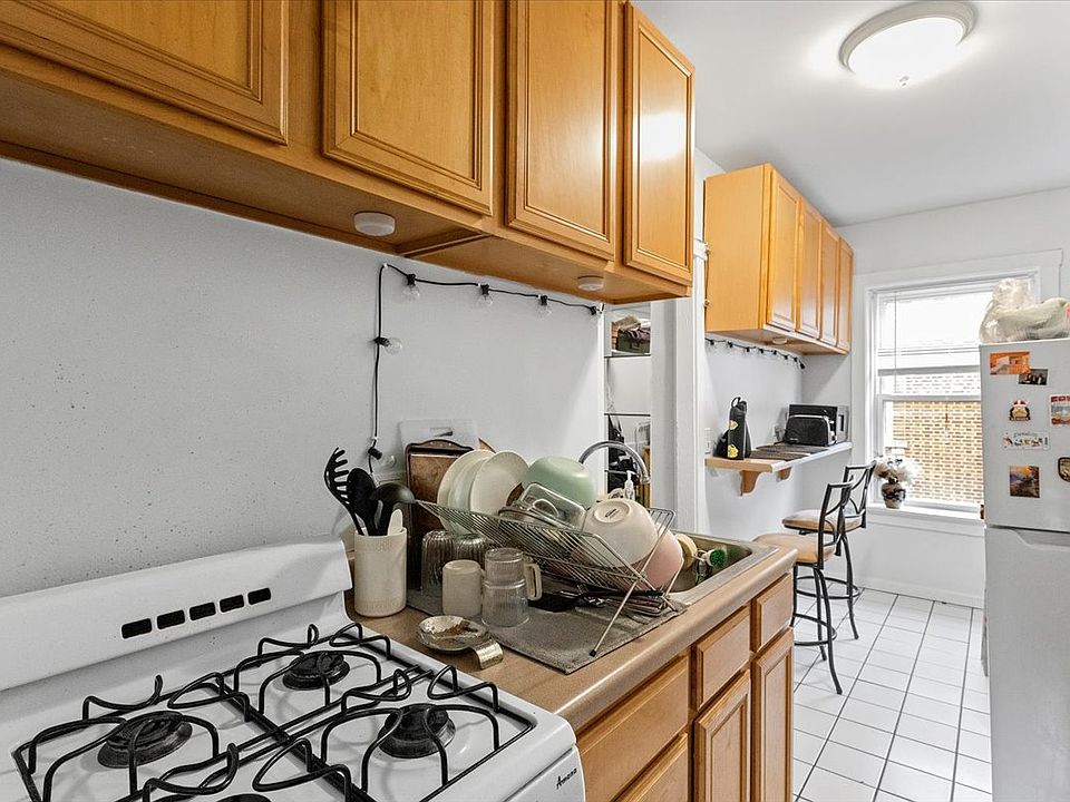 1st image of 656 W Oakdale Ave APT 2A
