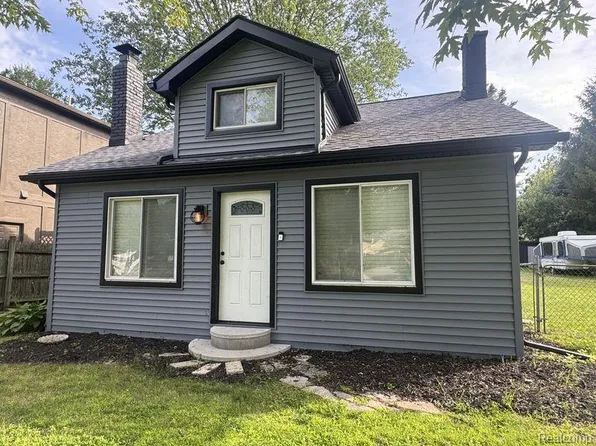 28150 Hiller St, Harrison Township, MI 48045