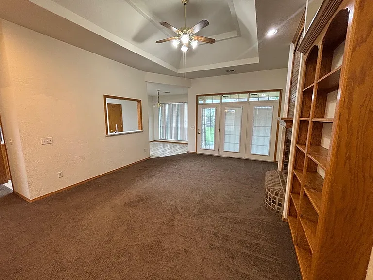 2207 N Burdick St — Photo 17