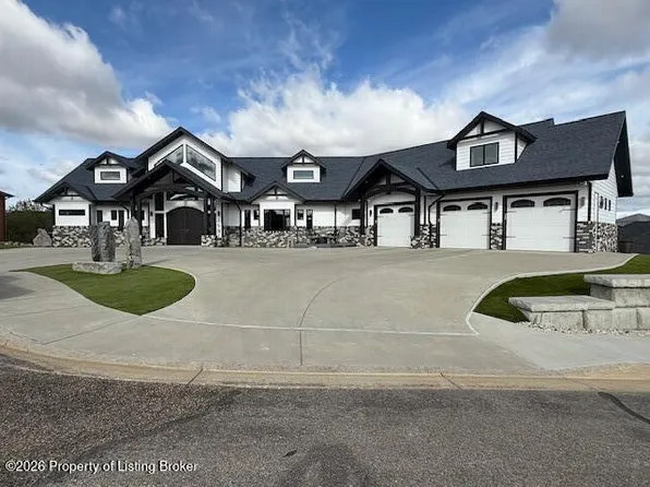 1591 Prairie Creek Rd, Dickinson, ND 58601