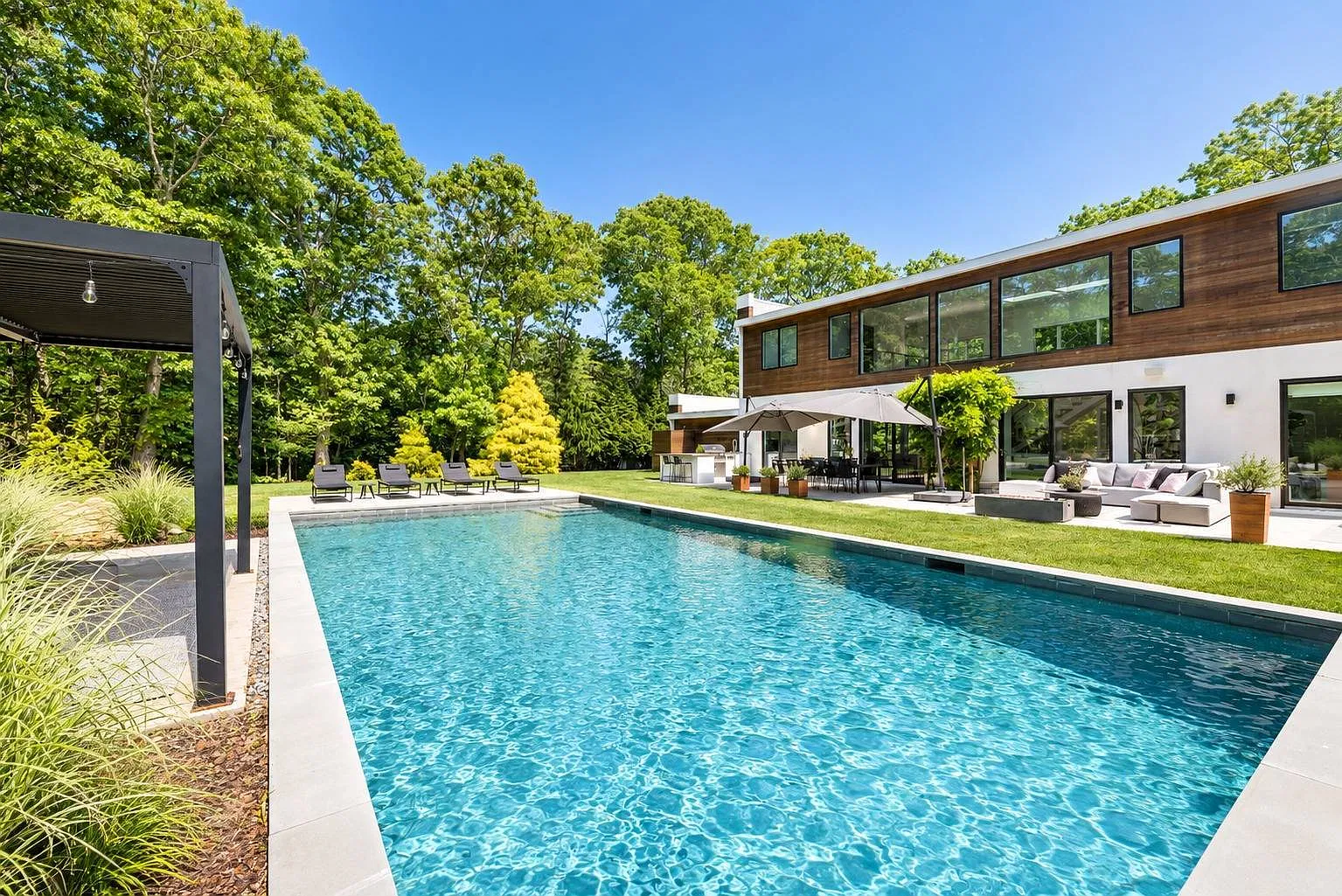 Private Hamptons Oasis | Beach Access, Pool & Pickleball Court — Photo 2