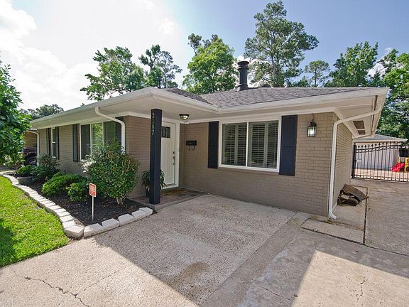 Perfectly landscaped front yard.