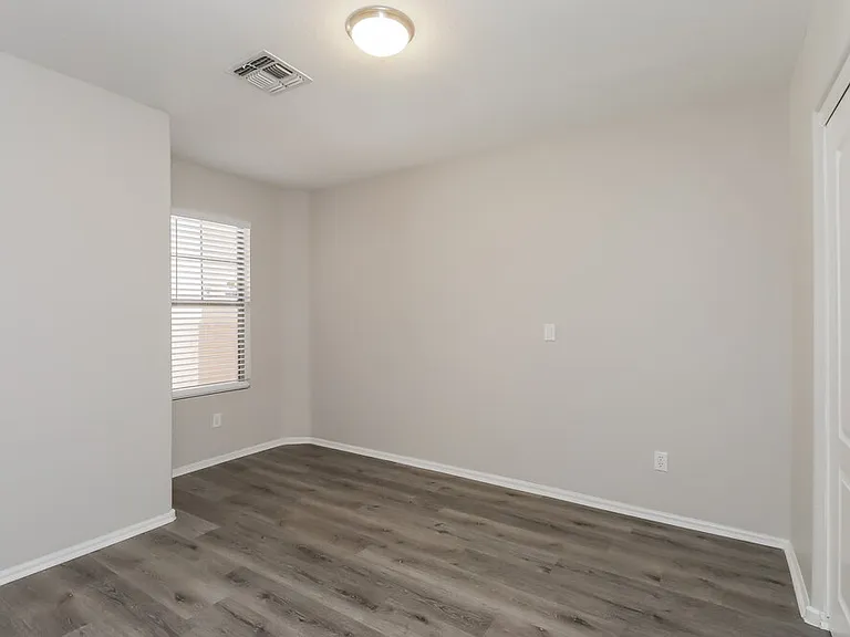 1427 E Vernoa St — Photo 13