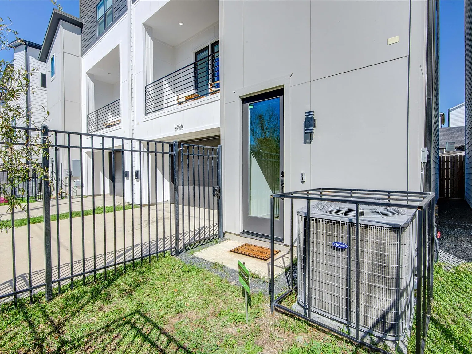 3 bed, 3.5 bath, 1758 sqft, $3,200 — Photo 3