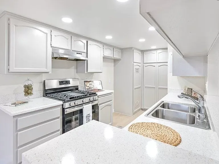 6055 Estelle St #7 — Photo 17