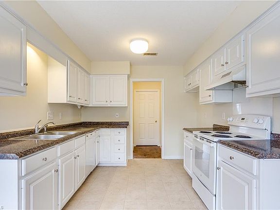 3rd image of 3123 Southampton Dr