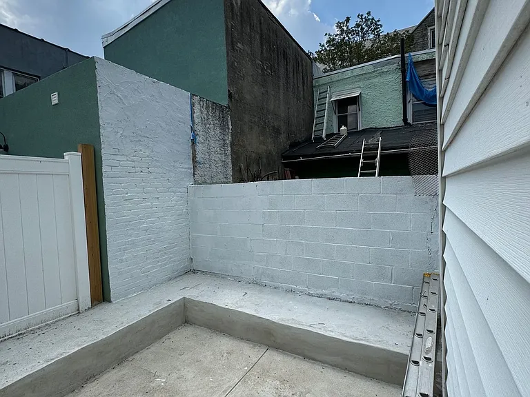 2030 Waterloo St — Photo 9