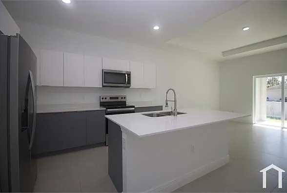1138 Darling St E — Photo 5