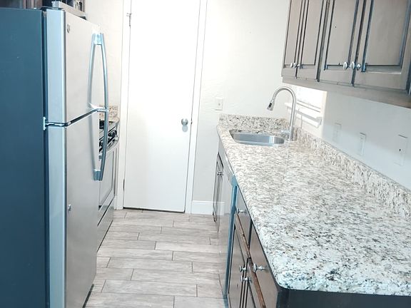 4th image of 3604 Hawthorne Dr