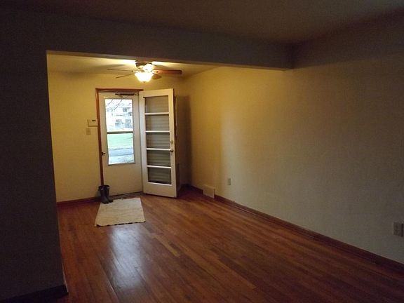Living room looking back at diningroom with ceiling fan