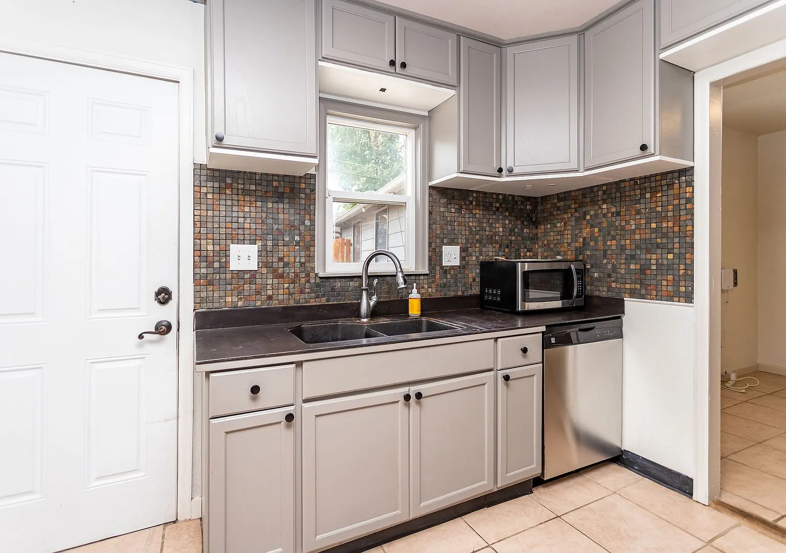Spacious 4-Bedroom, 2-Bath Home!! — Photo 2