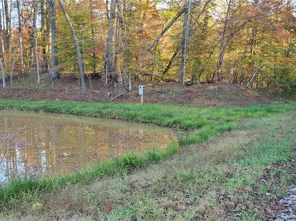 Crestwood Dr, Pilot Mountain, NC 27041