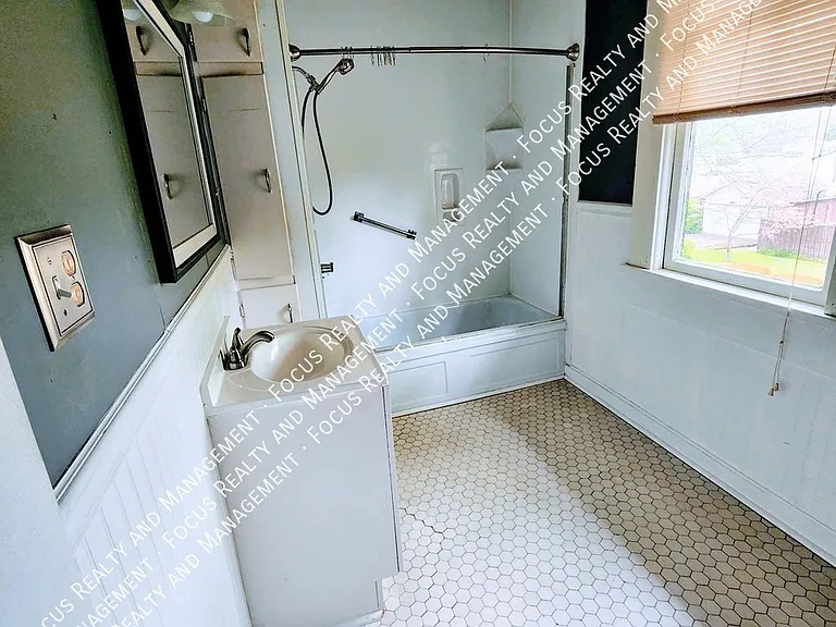 460 Hudson Ave — Photo 13